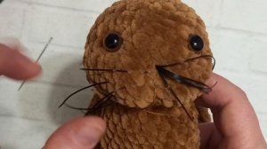 Как вставить усы игрушке амигуруми кошке.