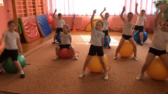 Танец на фитболах "Молодая лошадь" смотреть онлайн