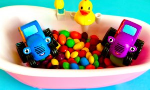 По полям Синий трактор едет к нам | Синий и фиолетовый трактор купаются в конфетах | Видео для детей