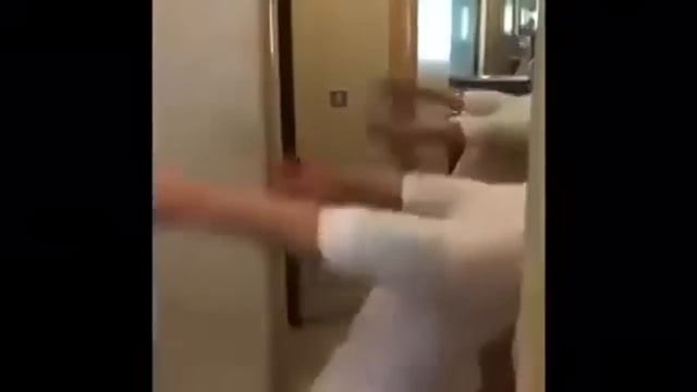 Китаец перед важной встречей. Chinese Before An Important Meeting.