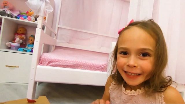 Аринка учится пользоваться детской косметикой и делать красивые прически. Веселая история для детей смотреть онлайн