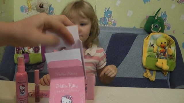 Открываем парфюмерный набор Hello Kitty смотреть онлайн
