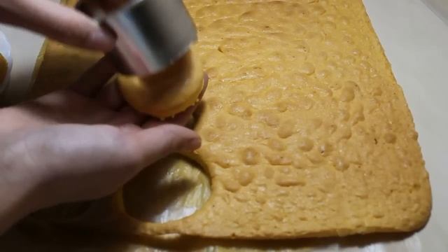 Бисквитные пирожные с шоколадным кремом. Biscuit cakes with chocolate cream.Пирожные на десерт. смотреть онлайн