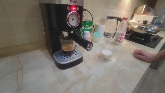 Приготовление латте. Обзор рожковой кофеварки Kitfort KT-788. смотреть онлайн