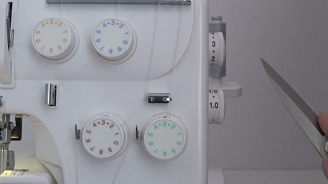 Как просто настроить оверлок Janome 210d / Как начать шить на оверлоке смотреть онлайн