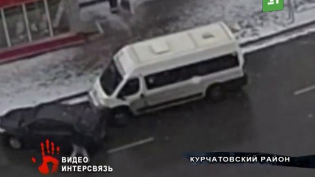 У ледовой арены «Трактор» водитель подрался с маршрутчиком смотреть онлайн