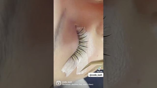 Креативное наращивание ресниц коричневыми ресницами. Лучи, горький шоколад. Готовые пучки CODELASH смотреть онлайн