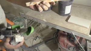 Полочки из плитки в ванной.