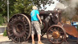 Трактор с нефтяным двигателем 1921 года. Пашет поле. Надежная техника работает больше 100 лет.