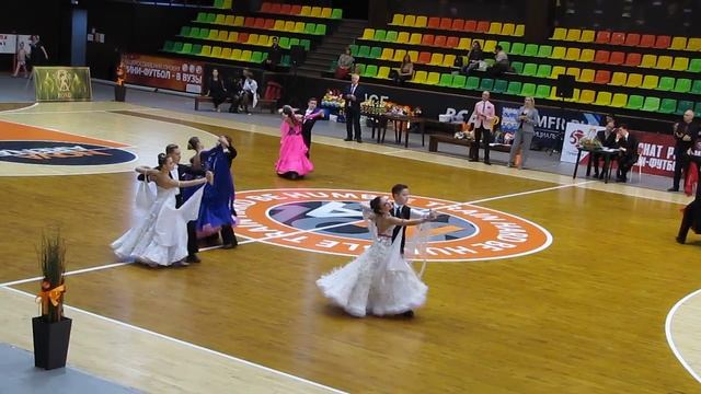 Медленный вальс (E класс Юниоры-2) 22.04.2018 Танцующий мир - 2018 смотреть онлайн