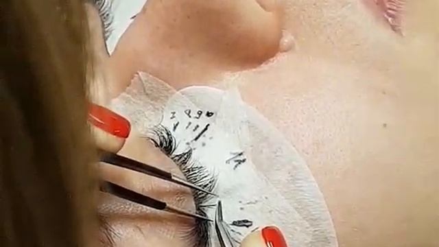 Постановка 2Д объема, чтобы пучок не схлопнулся. Наращивание ресниц. Работа ученицы на повышении. смотреть онлайн