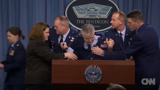 Генерал майор США падает в обморок.