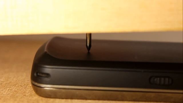 Nokia N97. Нанесение царапины на корпус смотреть онлайн