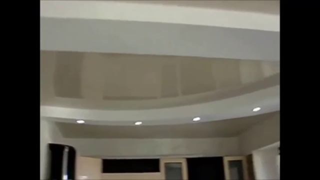 Многоуровневый Авторский натяжной потолок в Кухне студии Бежевый глянец и Белый сатин смотреть онлайн