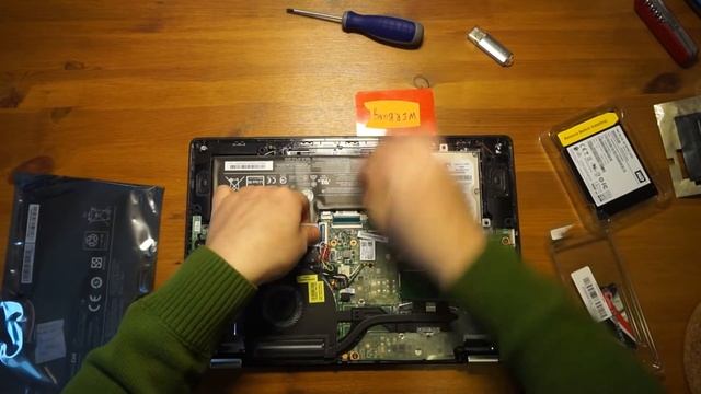 Notebook Lenovo Yoga 500 14ACL - öffnen, Teile austauschen, aufrüsten und neu installieren смотреть онлайн