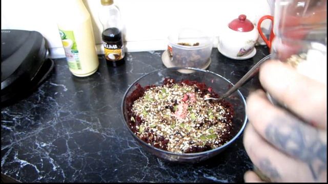 Вкусный салат из свеклы и чеснока.