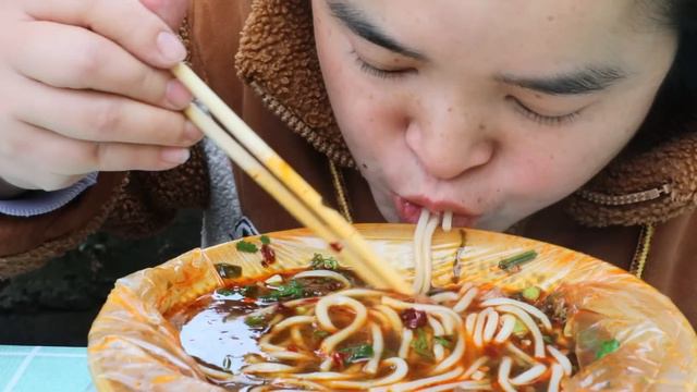 苗大姐医院治病懒煮饭，一个鸡腿一碗泡椒牛肉粉，饱了饱了#吃粉 смотреть онлайн