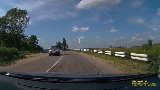 Видеорегистратор Mio Mivue 618. В солнечную погоду за городом. смотреть онлайн