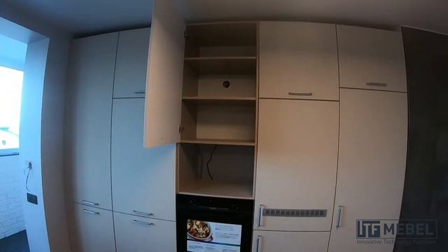 Вместительная кухня и современный встроенный шкаф смотреть онлайн