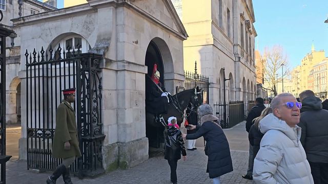 ARMED POLICE OFFICER to IDIOTS: Stop being DISRESPECTFUL to The King's Guard at Horse Guards! смотреть онлайн