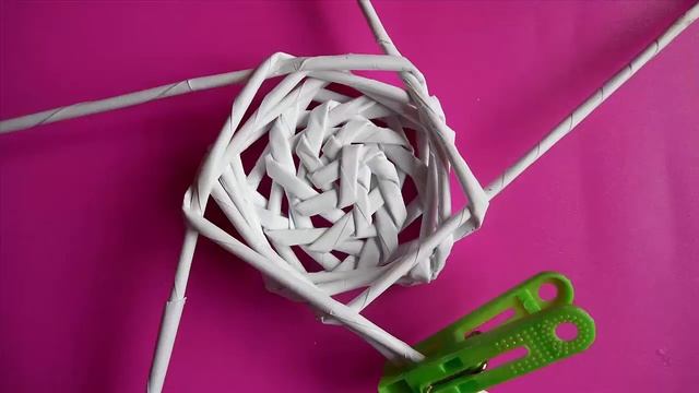 КАК ОПЛЕСТИ БУТЫЛКУ И СДЕЛАТЬ ВАЗУ Спиральное плетение из бумажных трубочек смотреть онлайн