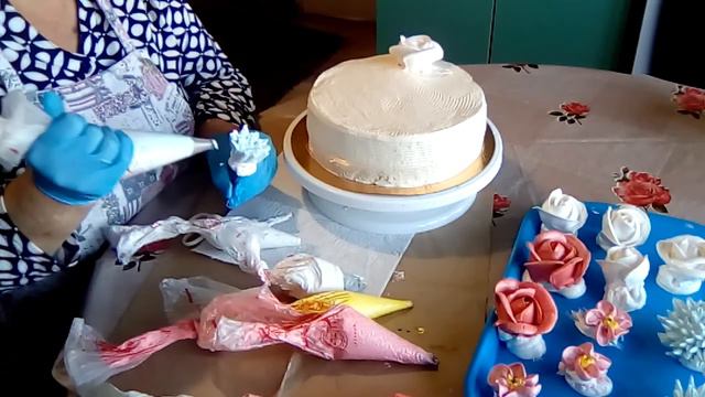 Тортик с розами и хризантемами смотреть онлайн