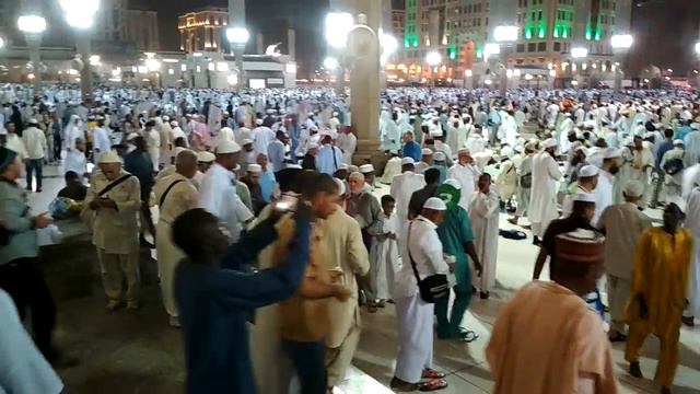 Мечеть Посланника Аллаха (мир и благословение ему) после ночного намаза 24, 08, 2017. смотреть онлайн