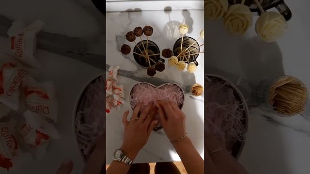 Шоколадные розы: коробочка с розами из шоколада и Rafaello смотреть онлайн
