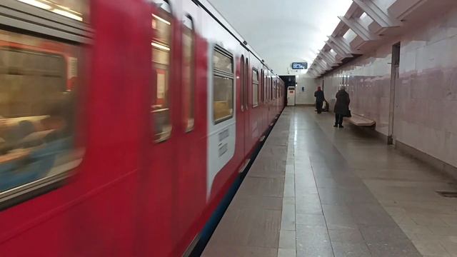 Тематический состав "Твой город-твоё дело" прибывает на станцию Полянка. смотреть онлайн