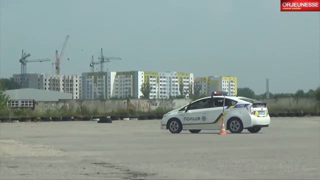 Полицейских учат водить, но получается плохо смотреть онлайн