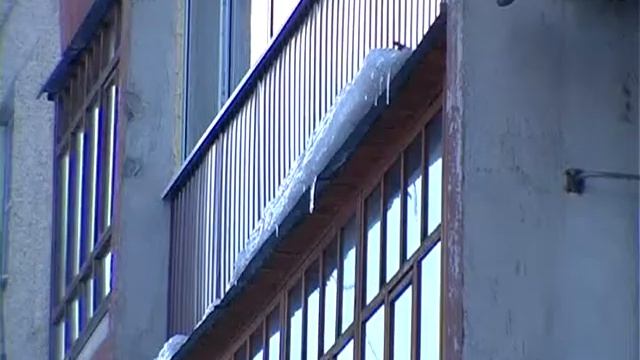 Осторожно снег на крыше смотреть онлайн