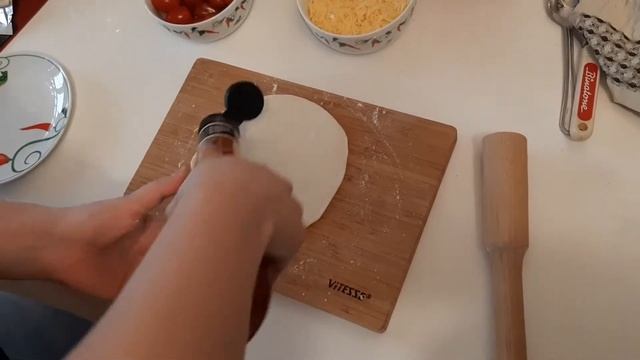 Учимся готовить пиццу с женой. смотреть онлайн