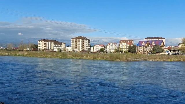 Сочи. Адлер. Набережная реки Мзымта. Вид на горы и реку Мзымта смотреть онлайн