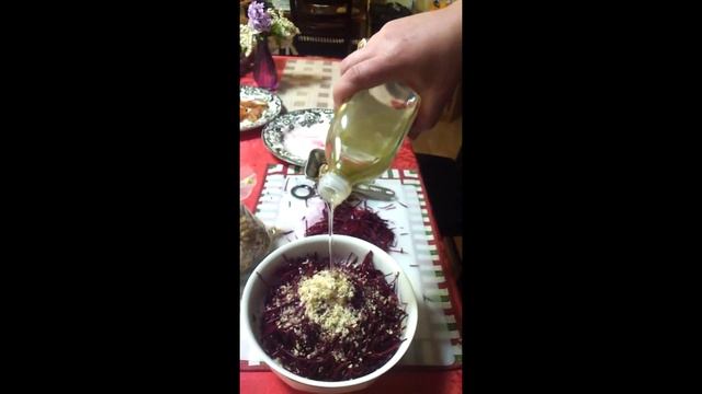 Рецепт: Салат из сырой свеклы с грецкими орехами смотреть онлайн
