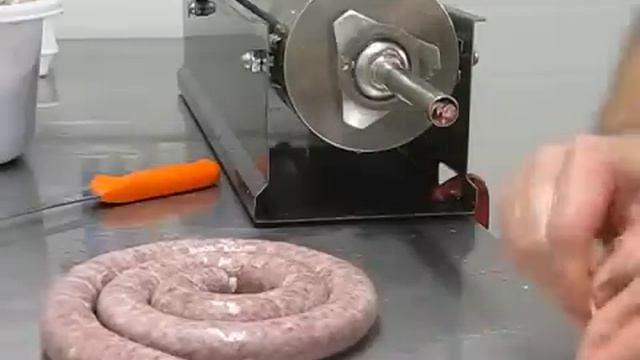 Трехлитровый горизонтальный шприц для колбас в работе смотреть онлайн