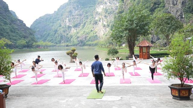 OUTDOOR YOGA Ninh Binh Vietnam. смотреть онлайн