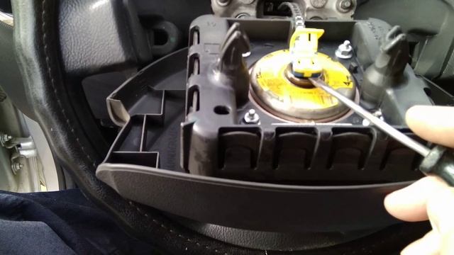 Лада Ларгус.Отключение штекера питания подушки. смотреть онлайн