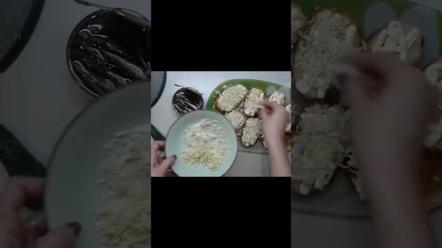 бутерброды шпротные смотреть онлайн