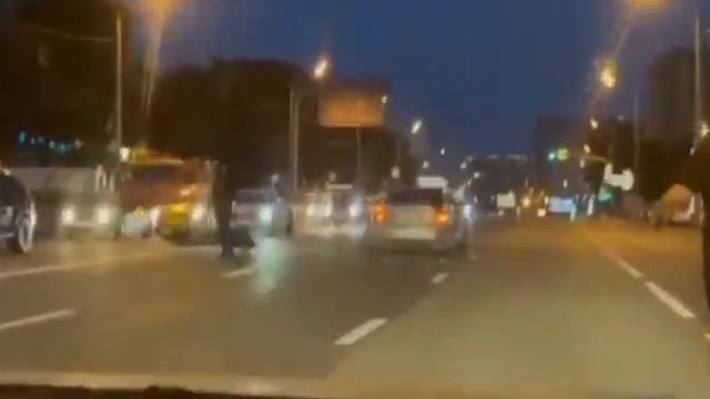 На Волгоградке подбили курьера. Паренек вилял из полосы в полосу смотреть онлайн