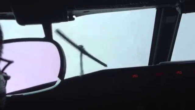 Полет на самолете во время грозы смотреть онлайн