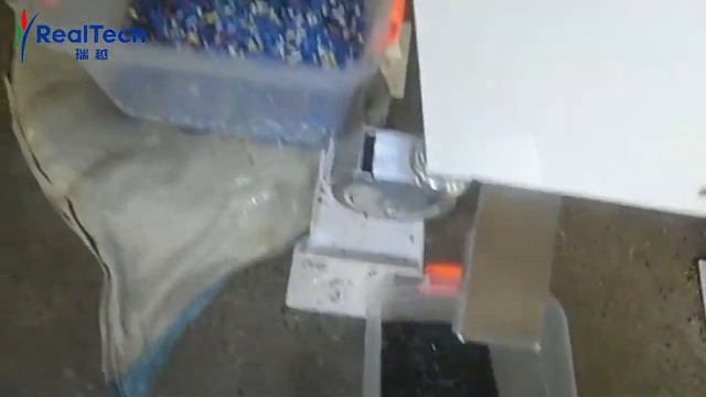 Сортировка пластика PET PVC PP ABS на фотосепараторе. Минифотосепаратор Q32 RealTech Color Sorter смотреть онлайн