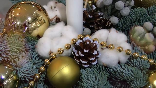 Новогодняя композиция с белой свечей и еловыми ветками смотреть онлайн