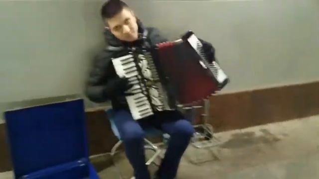 Настоящий виртуоз! Отжигает на аккордеоне смотреть онлайн