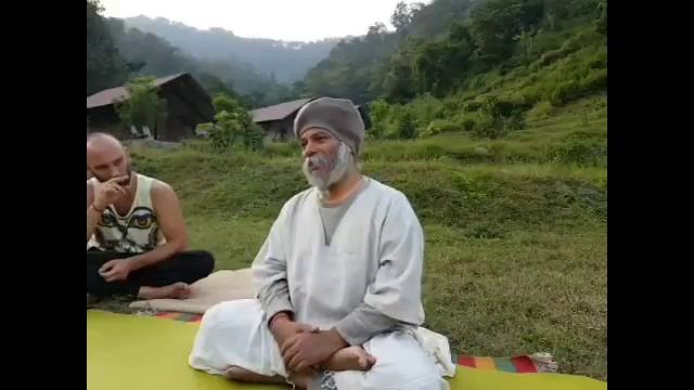 Йога в самолёте, йога в воздухе и смешные истории путешествий йога от Гуру Джи смотреть онлайн