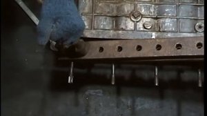 Выкручиваем шпильки крепления ГБЦ на 402 двигателе.