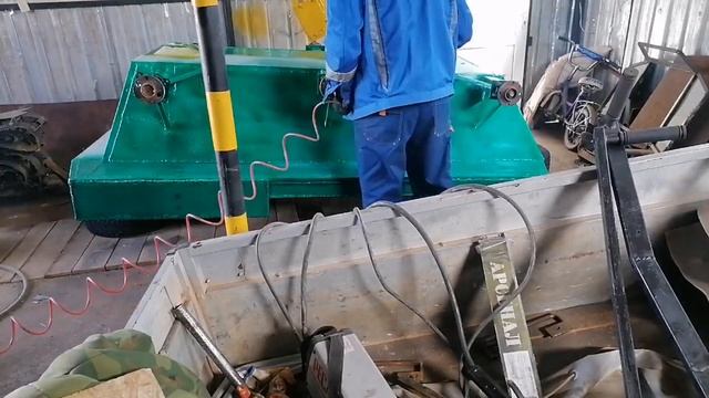 Гусеничный вездеход. Обшивка металлом, покраска. смотреть онлайн