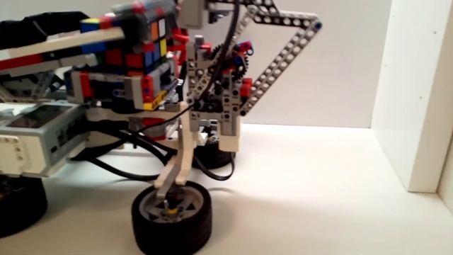 Робот MindCub3r Education собирает кубик Рубика! смотреть онлайн