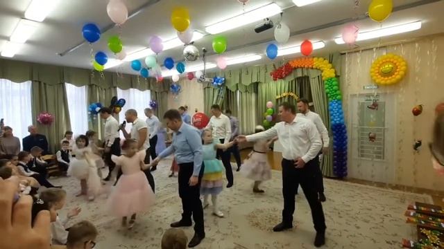 Трогательный танец пап с дочерьми на выпускном в детском саду смотреть онлайн