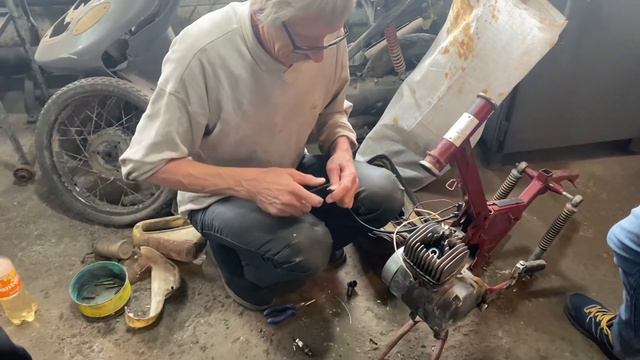 ЗАПУСК ДРЕВНЕГО СОВЕТСКОГО ДВИГАТЕЛЯ С МОПЕДА ВЕРХОВИНА 😉 ОСТОРОЖНО МАТ 18+ смотреть онлайн