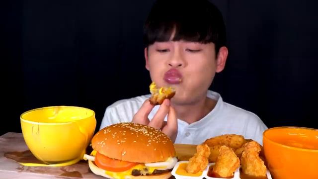 ASMR Сырный ваппер "Бургер Кинг" 맥 Макнаггетсы с кокосовой стружкой, креветками, луковым ! АСМР еда смотреть онлайн